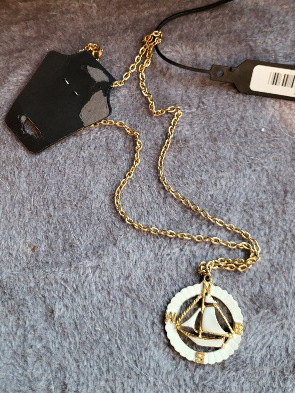 VTG CORO GOLD TONE NAUTICAL STYLE SAILBOAT ENAMEL PENDANT ON A GOLD TONE CHAIN